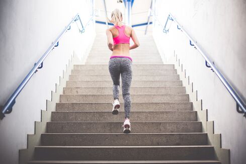 دویدن از پله ها یک راه عالی برای رهایی از وزن اضافی است. 