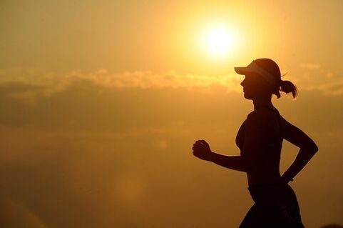 شما می توانید برای کاهش وزن نه تنها در صبح، بلکه در شب نیز بدوید. 