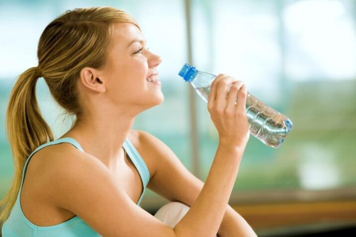 در طول رژیم نوشیدن آب جایگزین غذا می شود