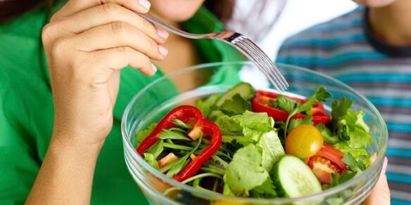 خوردن سالاد سبزیجات در رژیم غذایی بدون کربوهیدرات برای کاهش احساس گرسنگی