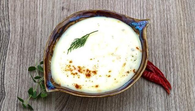 سوپ پنیر با مرغ برای ناهار در منوی رژیم غذایی کم کربوهیدرات