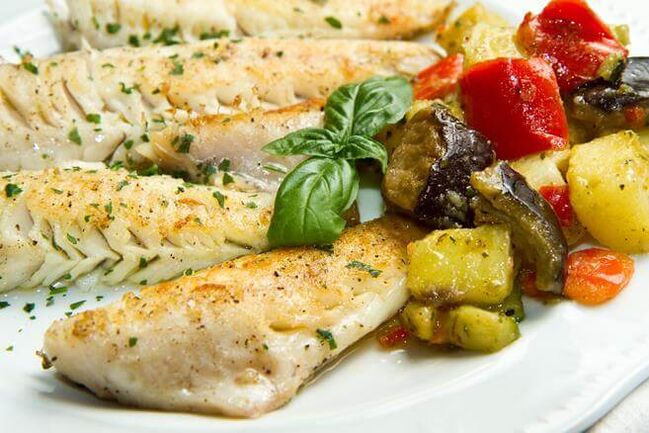 منوی هفتگی کم کربوهیدرات شامل ماهی کاد پخته شده با بادمجان و گوجه فرنگی است. 